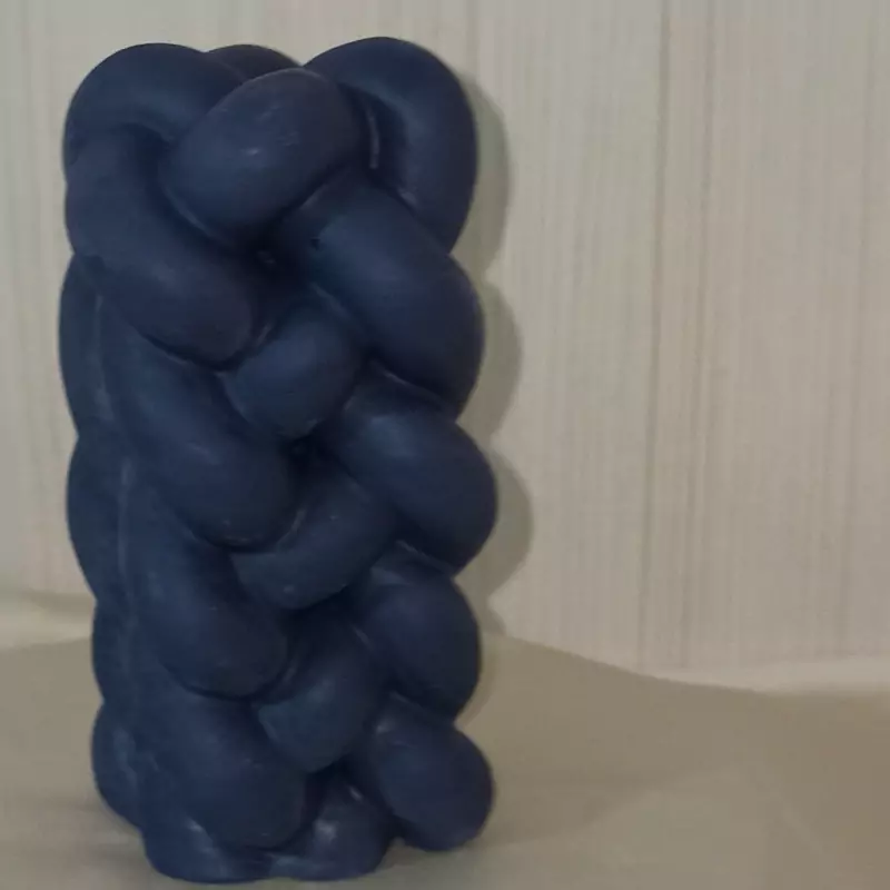 شمع استوانه ای طرح  بافت.در رنگبندی دلخواه مشتری  به صورت  عطری و ساده