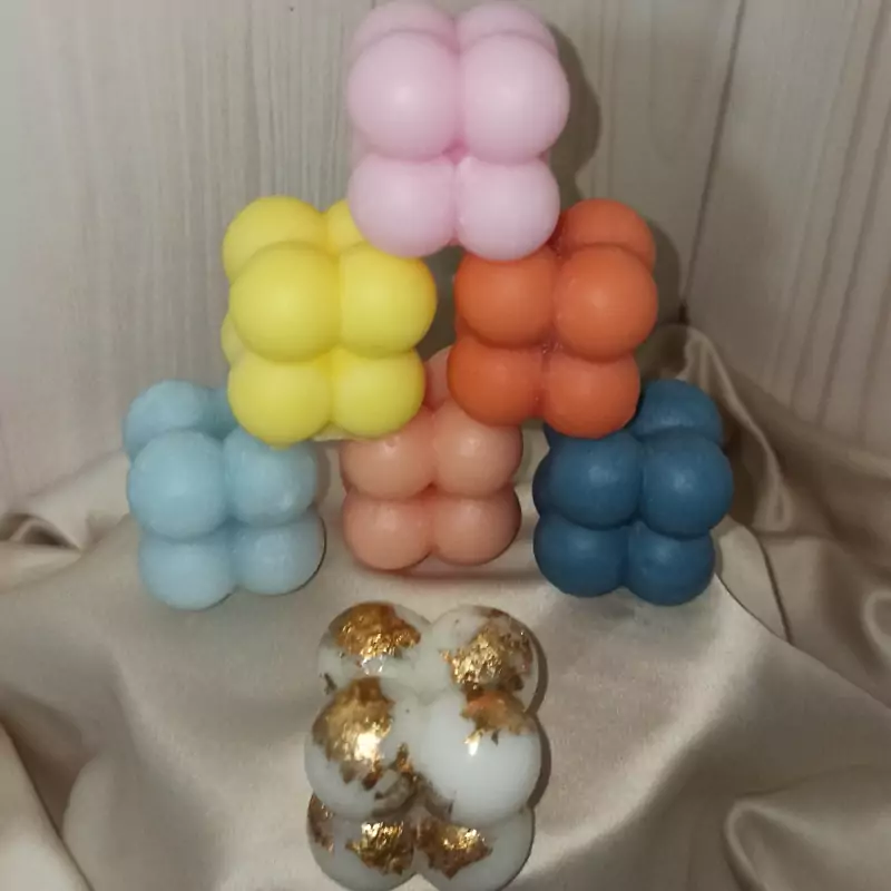 شمع روبیک نقلی قابل سفارش در رنگهای مختلف به صورت تزیین شده مناسب گیفت عروسی و عقد وتولد همراه با تگ اسم و تور و روبان